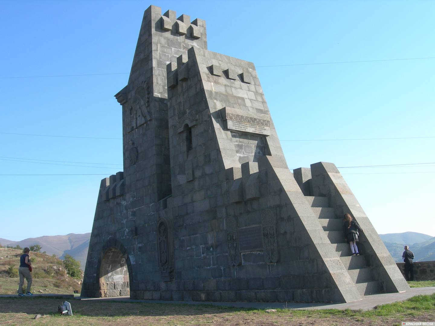 Стела на въезде в город Горис. Армения