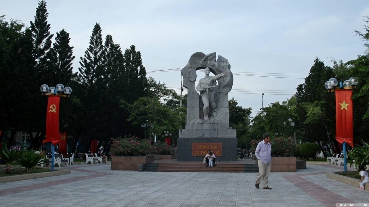 Памятник вьетнамскому солдату в Нячанге. Вьетнам