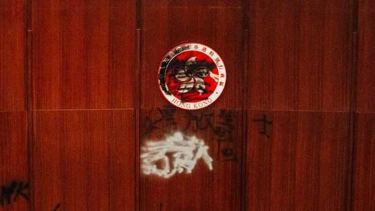 Разгромленный протестующими зал гонконгского парламента. 2019 год