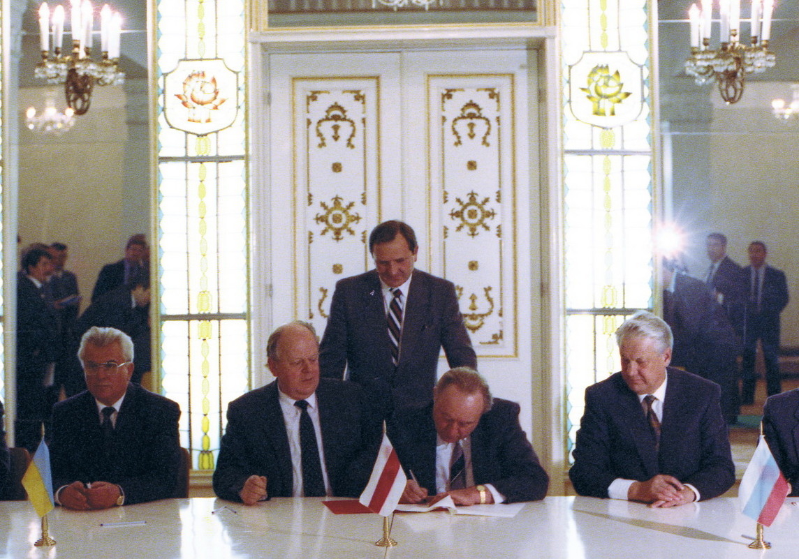 8 декабря 1991 года Президент Украины Леонид Кравчук, председатель Верховного Совета Белоруссии Станислав Шушкевич и президент России Борис Ельцин подписали Беловежские соглашения
