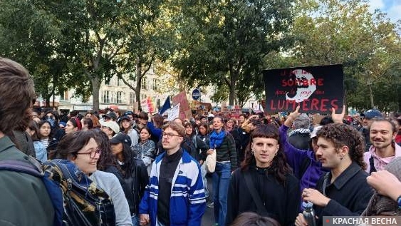 Надпись на плакате: «Померкла страна Просвещения». 