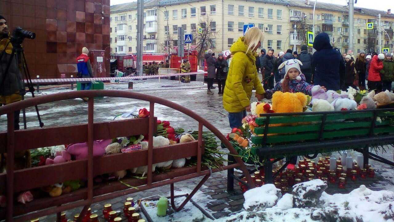 После пожара возле торгового центра в Кемерово