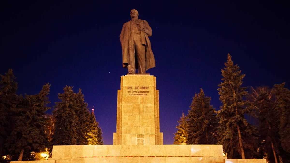 Памятник Ленину на Площади Революции. Челябинск