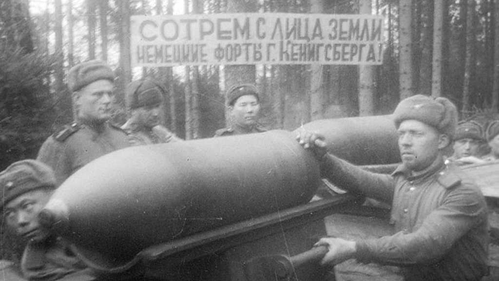 Артиллеристы батареи капитана В. Лескова подвозят снаряды 203-мм орудия Б-4 на подступах к Кенигсбергу.