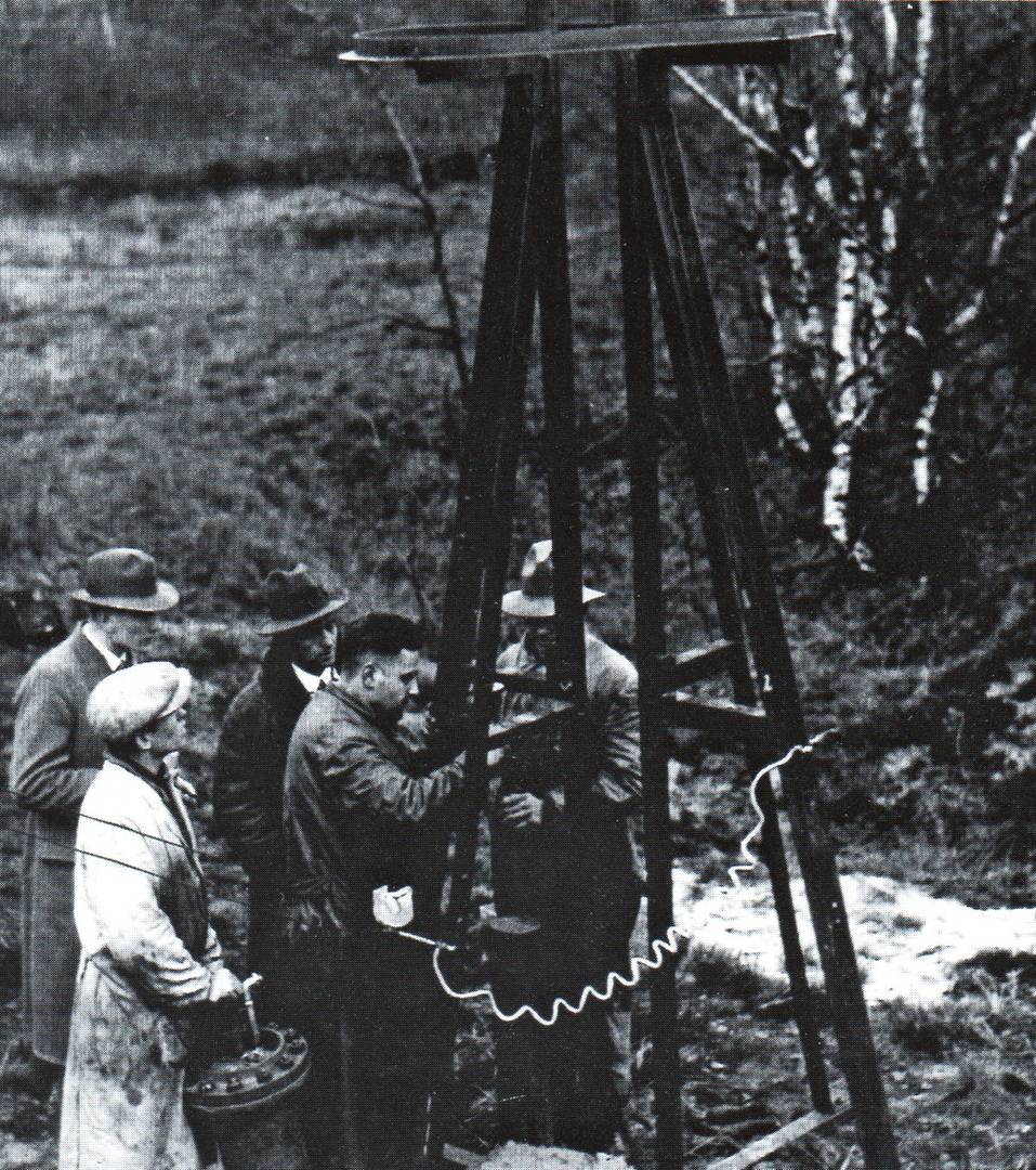 Рольф Энгель, Пауль Эмайр, Рудольф Небель, Клаус Ридель и Курт Хайниш с компонентами ракеты.