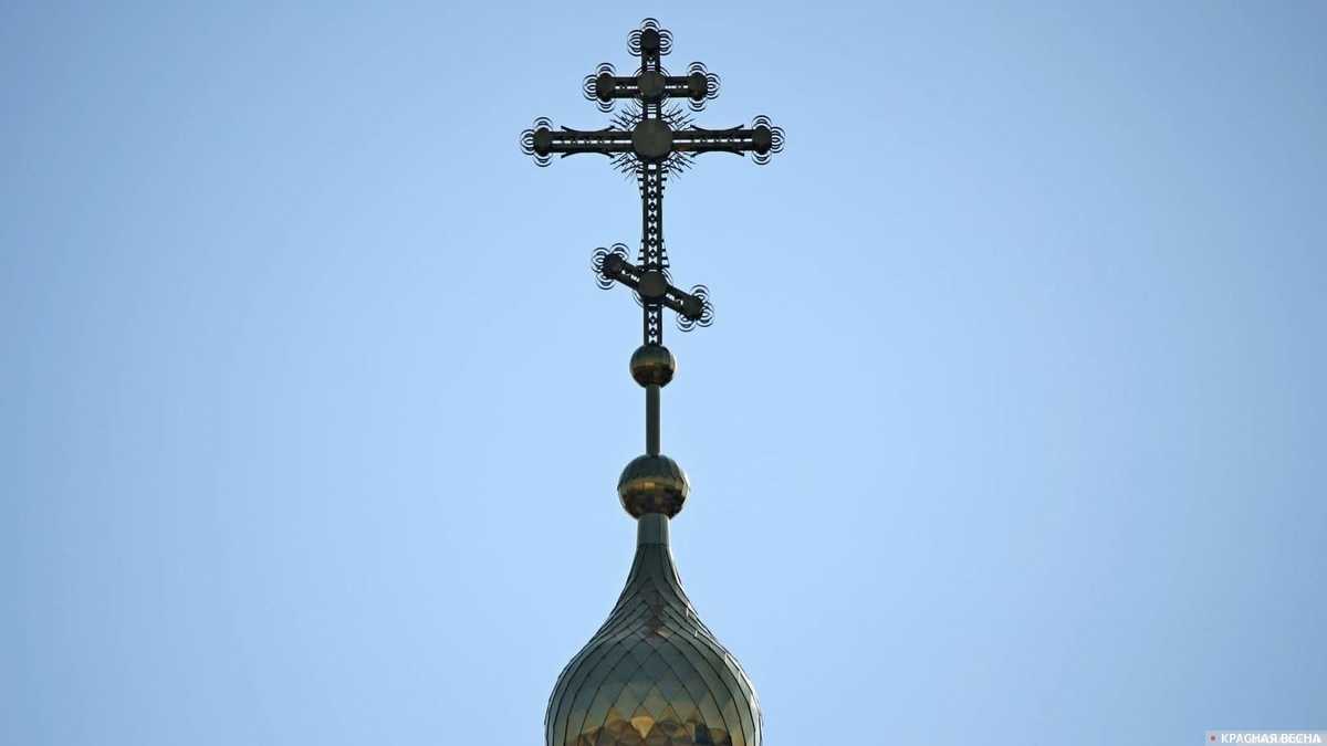 Крест на куполе церкви