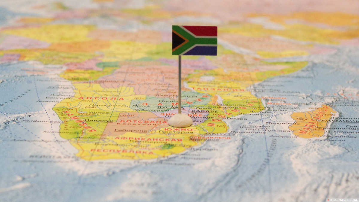 Южно-Африканская республика с флагом на карте мира