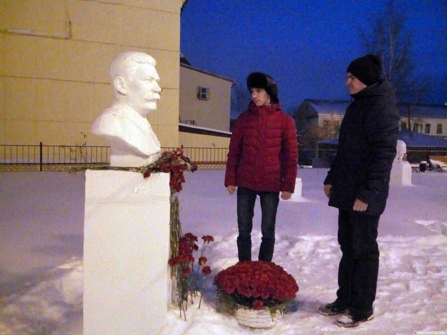 Возложение цветов к памятнику Сталину