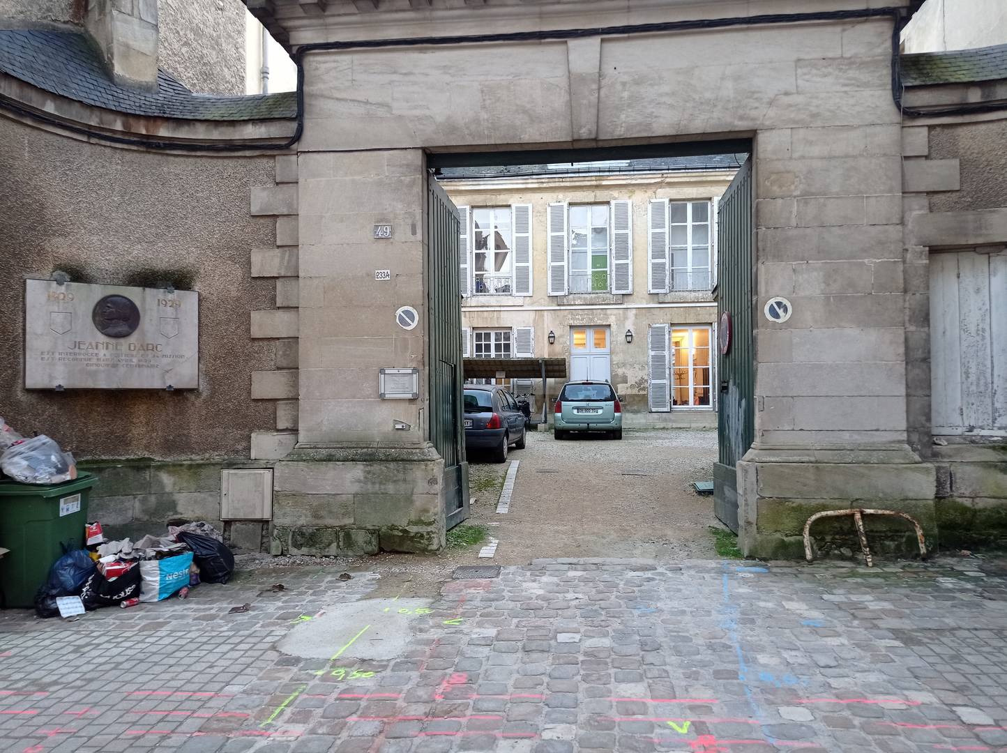Улица в Пуатье с мемориальной доской Жанне д’Арк. Франция. 2024