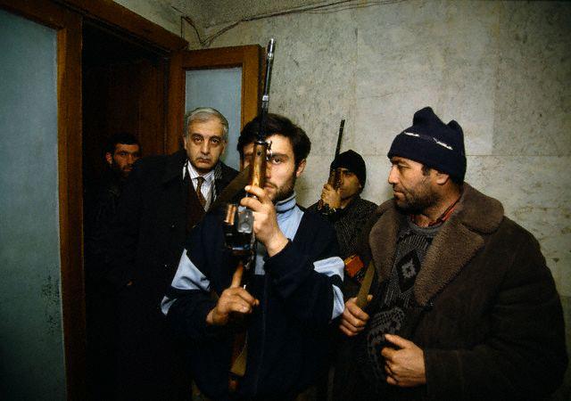 Звиад Гамсахурдия (второй слева) в бункере здания Парламента в Тбилиси по время гражданской войны 1991-1992 года