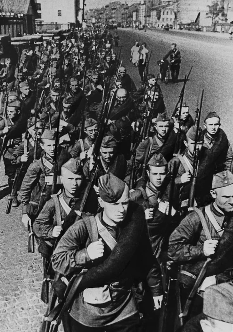 Колонна бойцов народного ополчения направляется на фронт. Июль 1941