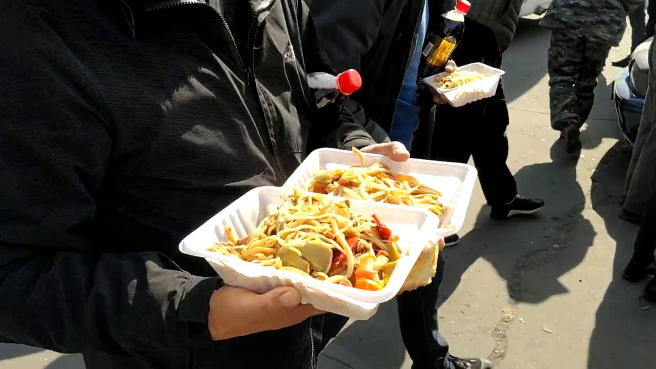 Еда, доставленная сторонниками Садыра Жапарова митингующим в Бишкеке