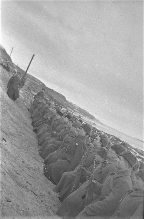 Бойцы дивизии генерал-майора Гуртьева преклонили колена перед знаменами. 1942 год.