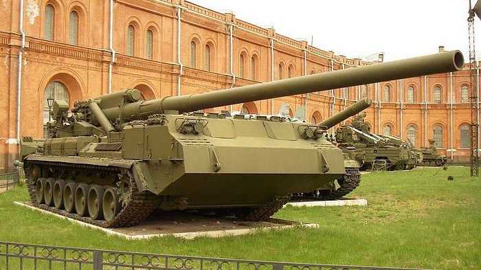 Самоходная пушка 2С7 в Санкт-Петербургском артиллерийском музее