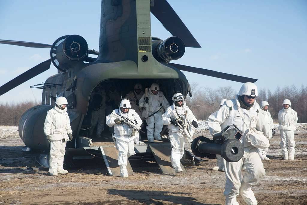 Силы самообороны Японии отрабатывают десантирование в ходе совместных учений с армией США на Хоккайдо. 2016