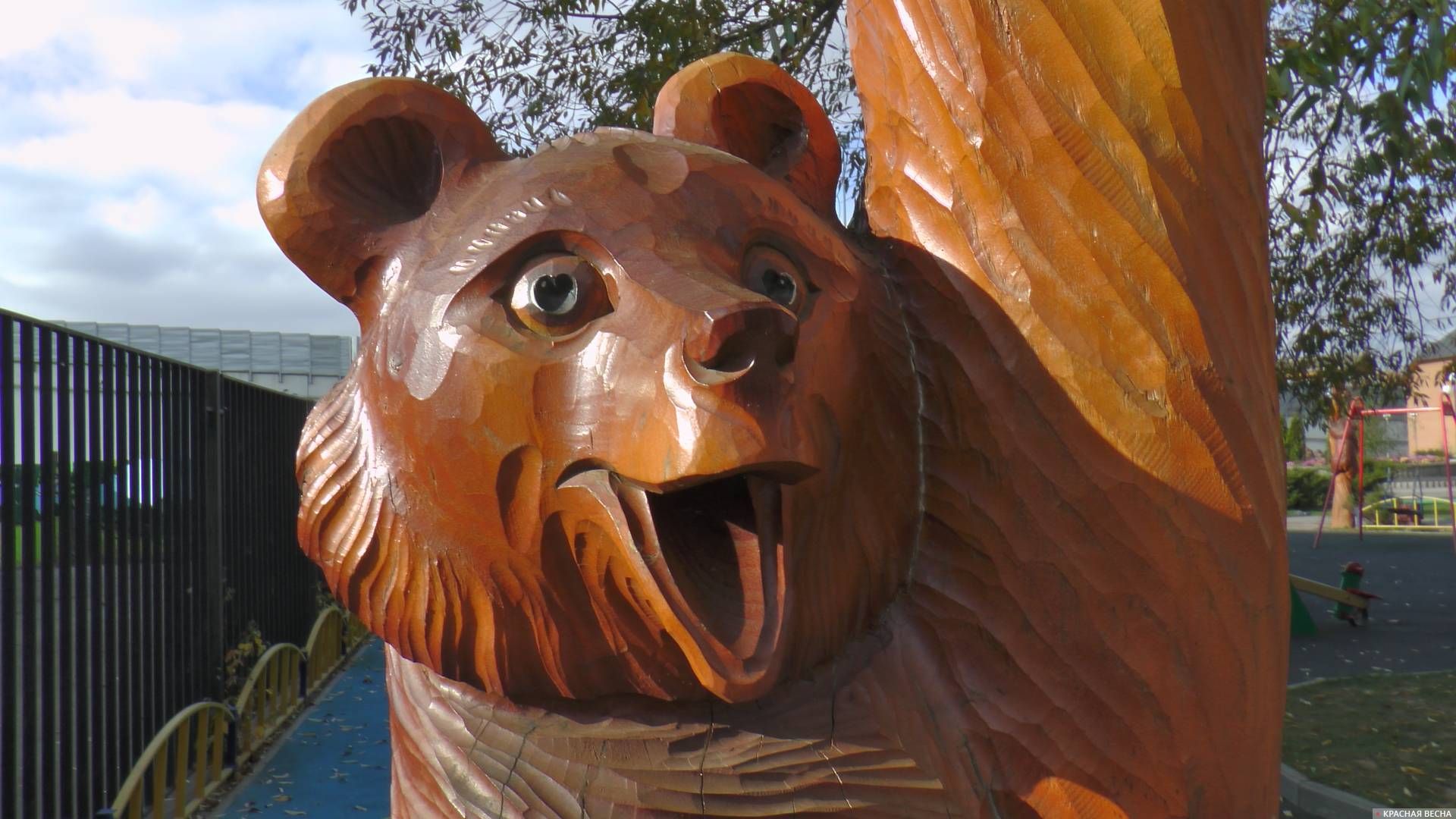 Голова деревянного медведя