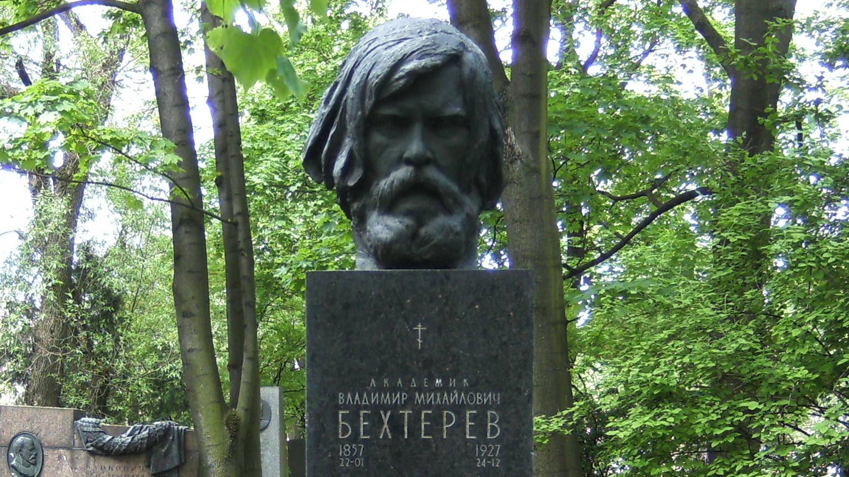 Памятник на могиле Владимира Бехтерева