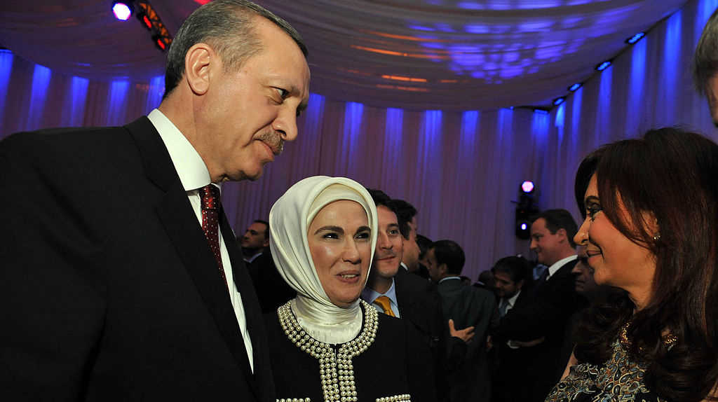 Эмине Эрдоган (в центре)