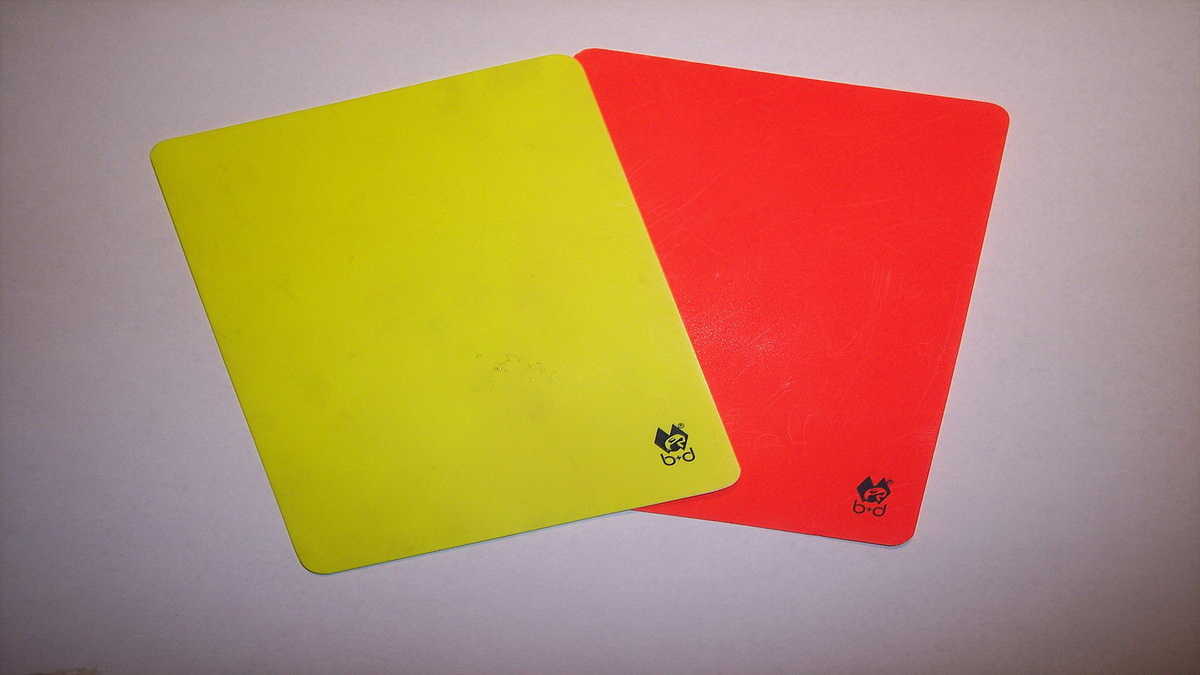 Желтая и красная карточка в футболе