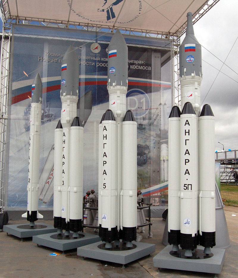 Макеты различных компоновок ракет-носителей «Ангара» на МАКС-2009