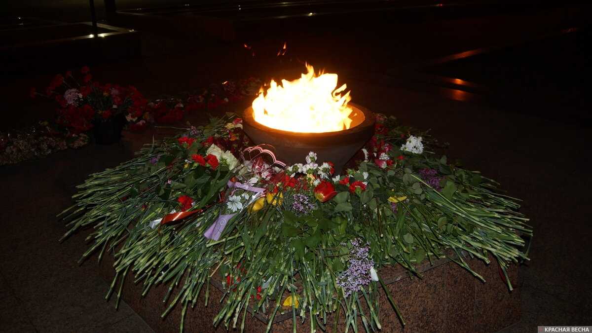 Цветы у вечного огня на мемориальном комплексе «Памятник Славы». Воронеж, 9 мая 2022 года
