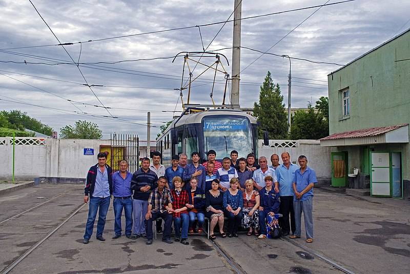Последние «трамвайщики» на фоне вагона, только что закрывшего историю ташкентского трамвая