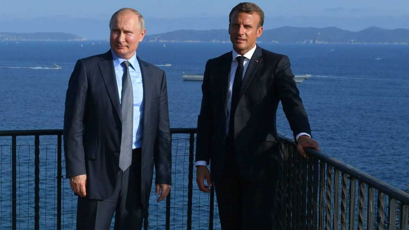 Президент РФ В. Путин и Президент Франции Э. Макрон на встрече во Франции