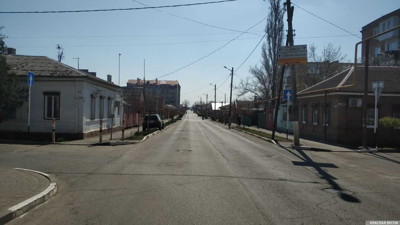 Ейск. Улица Гоголя обычно бывает такой пустой только глубокой ночью. Фотография следана примерно в 11:30