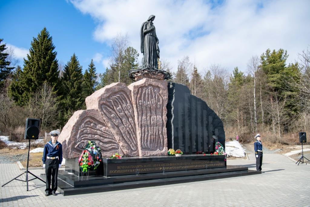 Мемориал памяти узников фашистских лагерей на кладбище в Песках (Петрозаводск)