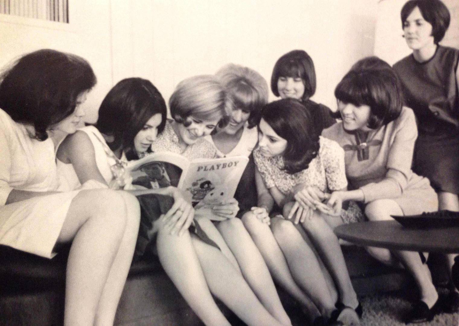 Американские девушки читают Playboy. 1966