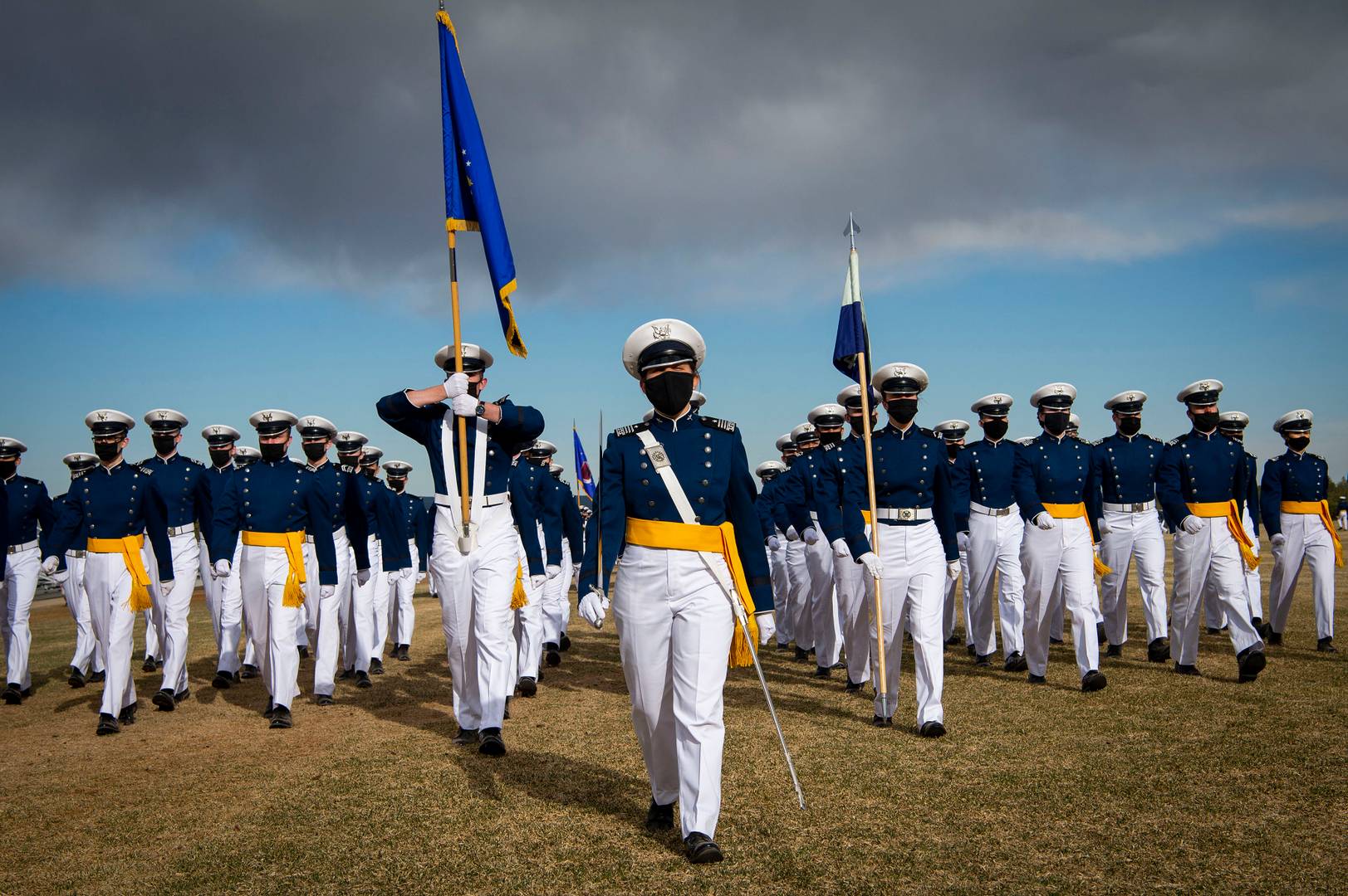 Курсанты Академии ВВС США маршируют во время парада в честь Дня основателя академии в Колорадо-Спрингс