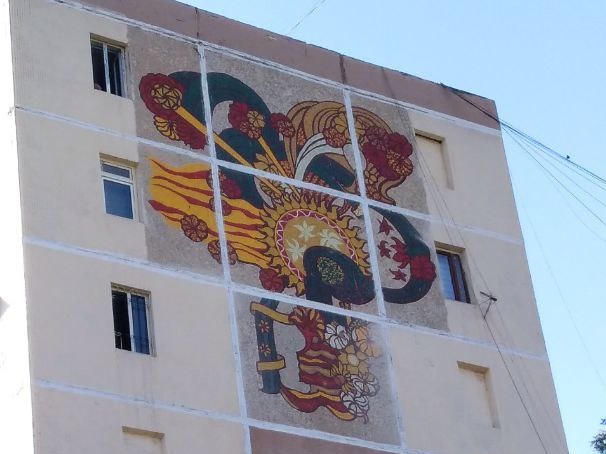 Сохраненная мозаика советских времен на одной из девятиэтажек в Ташкенте