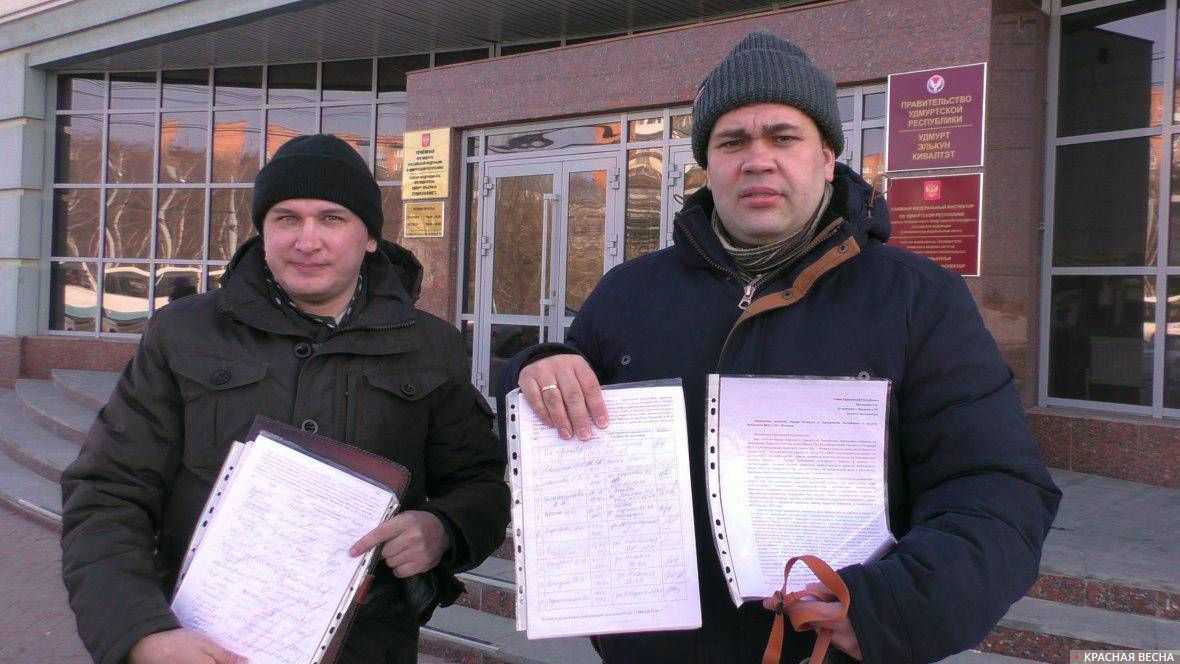 Активисты РВС с подписями граждан Ижевска в защиту библиотек
