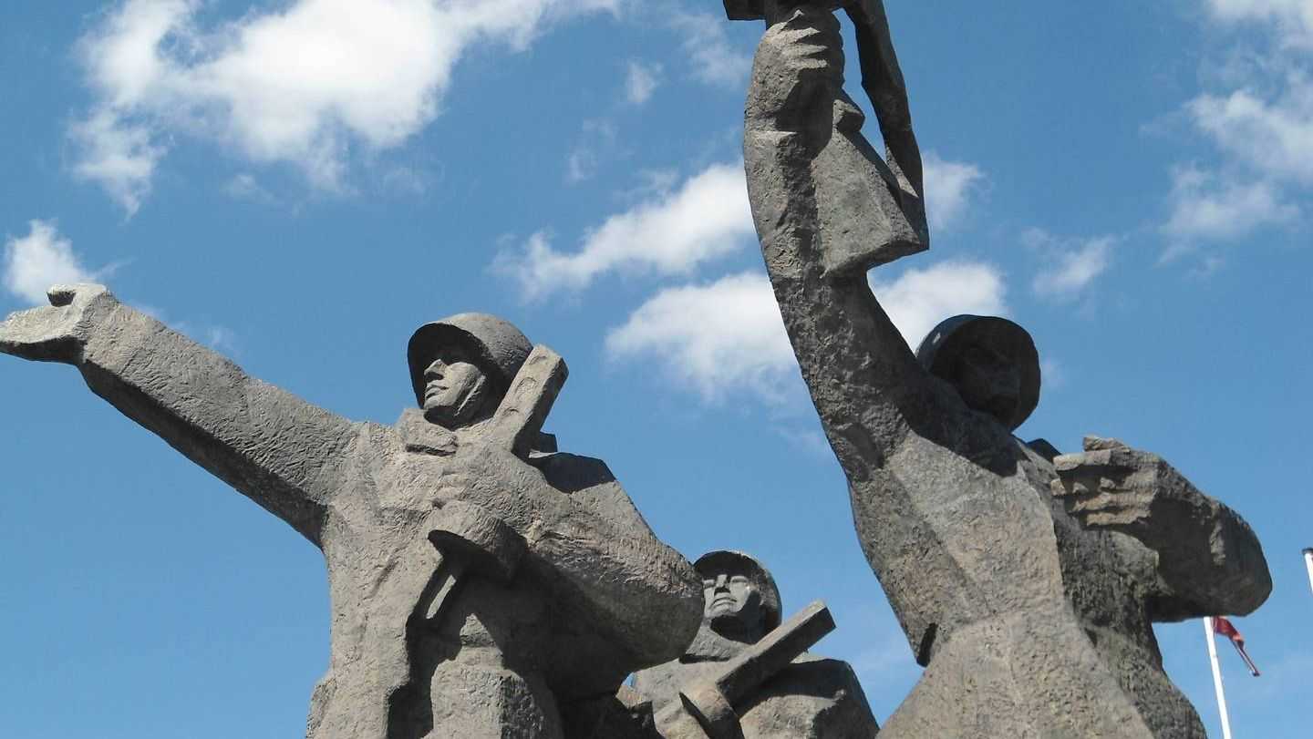 Фигуры из памятника Освободителям Риги
