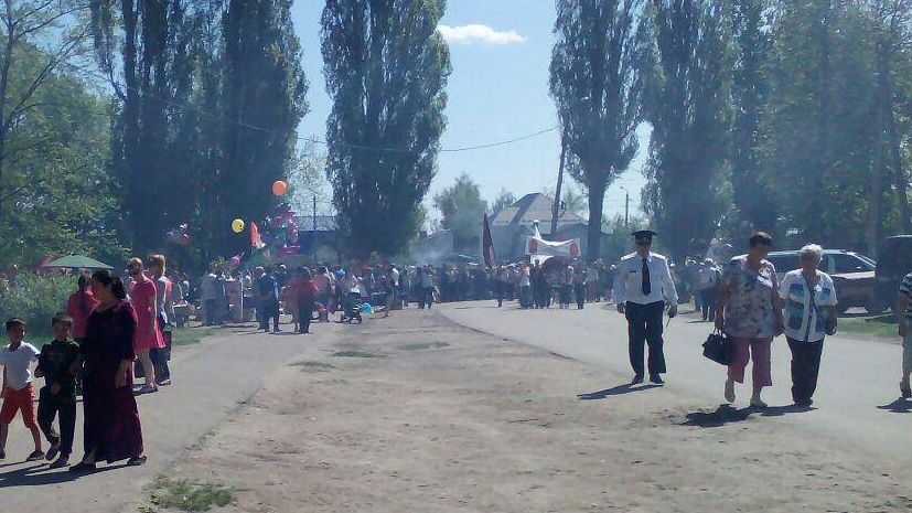 Торговые палатки у входа к воинскому мемориалу, Брянск