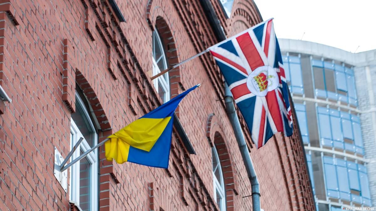 Флаги Украины и Великобритании