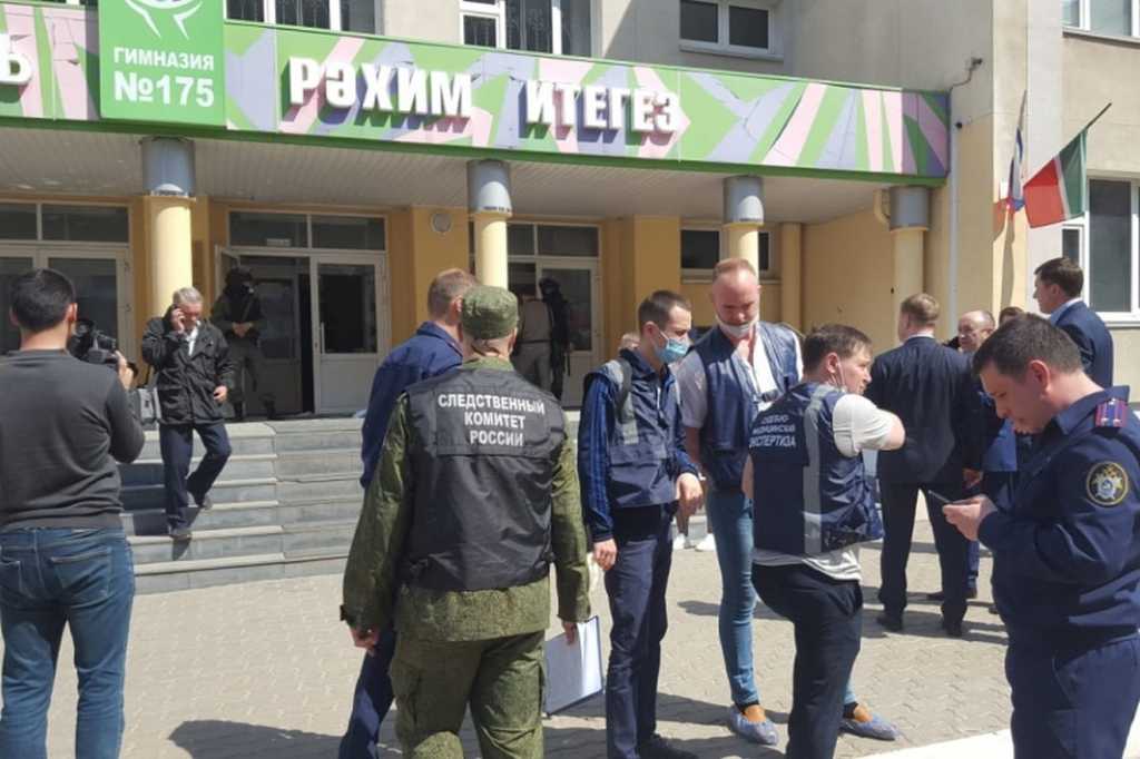 Сотрудники следственного комитета на месте трагедии в Казани