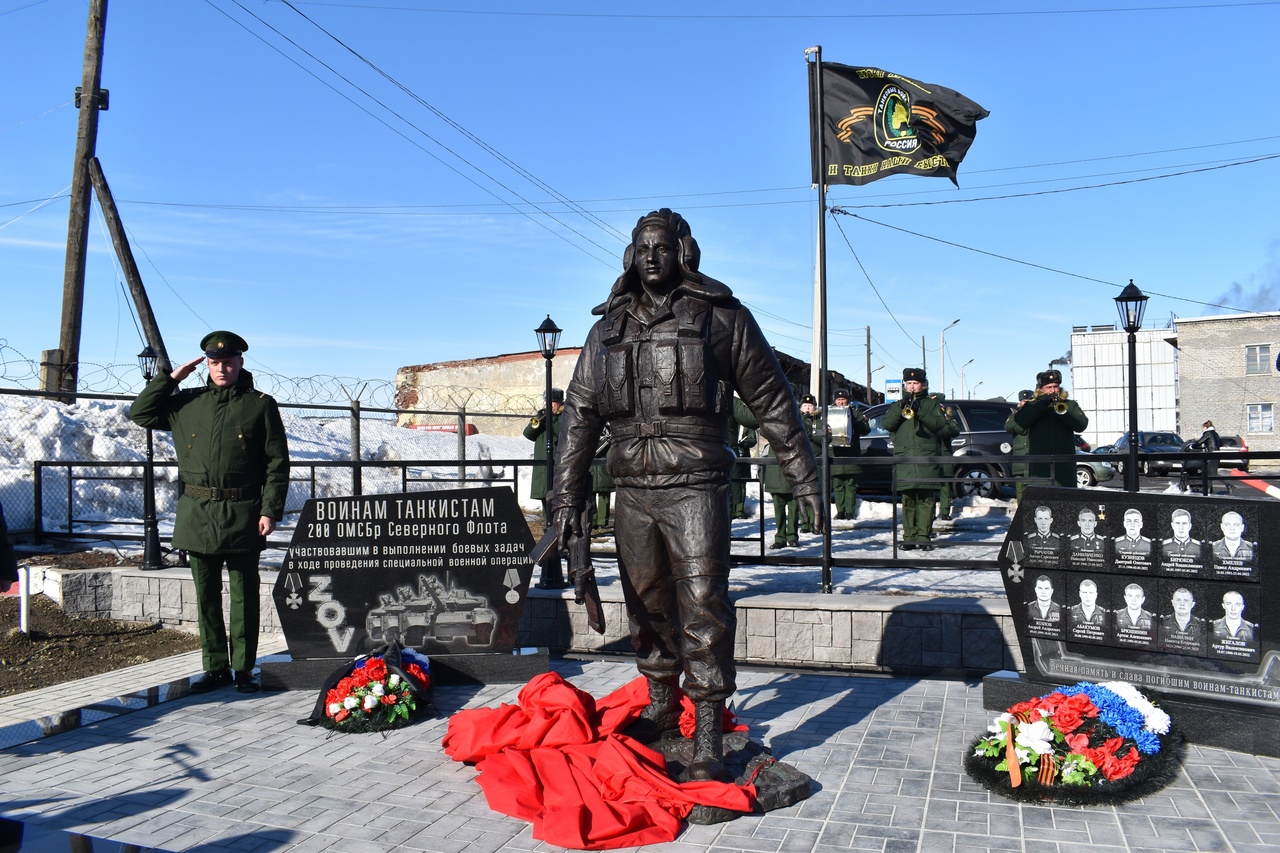 Памятник воинам-танкистам, погибшим в ходе спецоперации по денацификации Украины (Нижнее Луостари, Печенгский район Мурманской области)