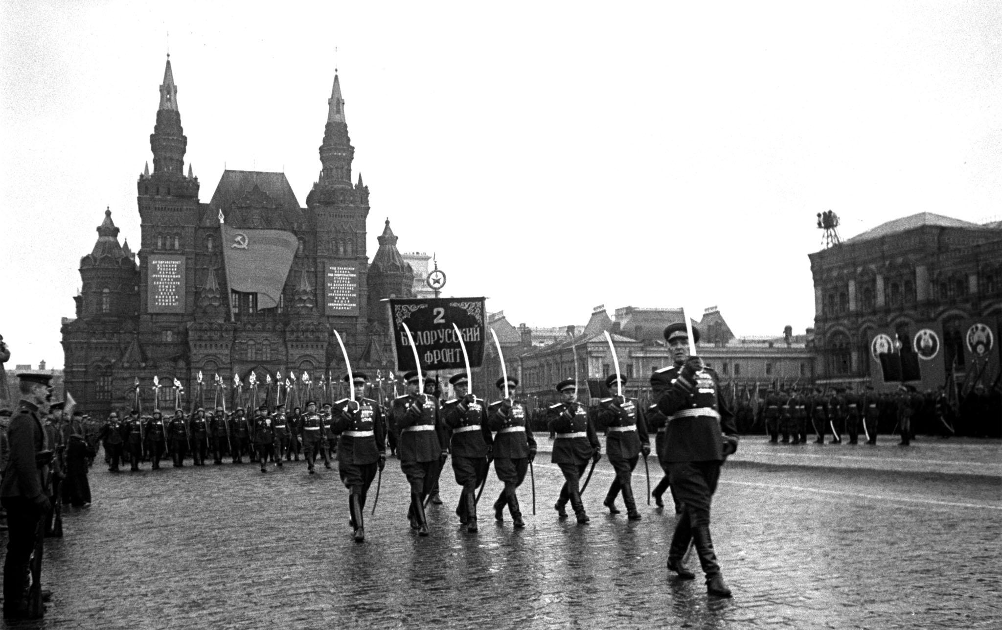 Знаменная группа 2-го Белорусского фронта на Красной площади во время Парада Победы