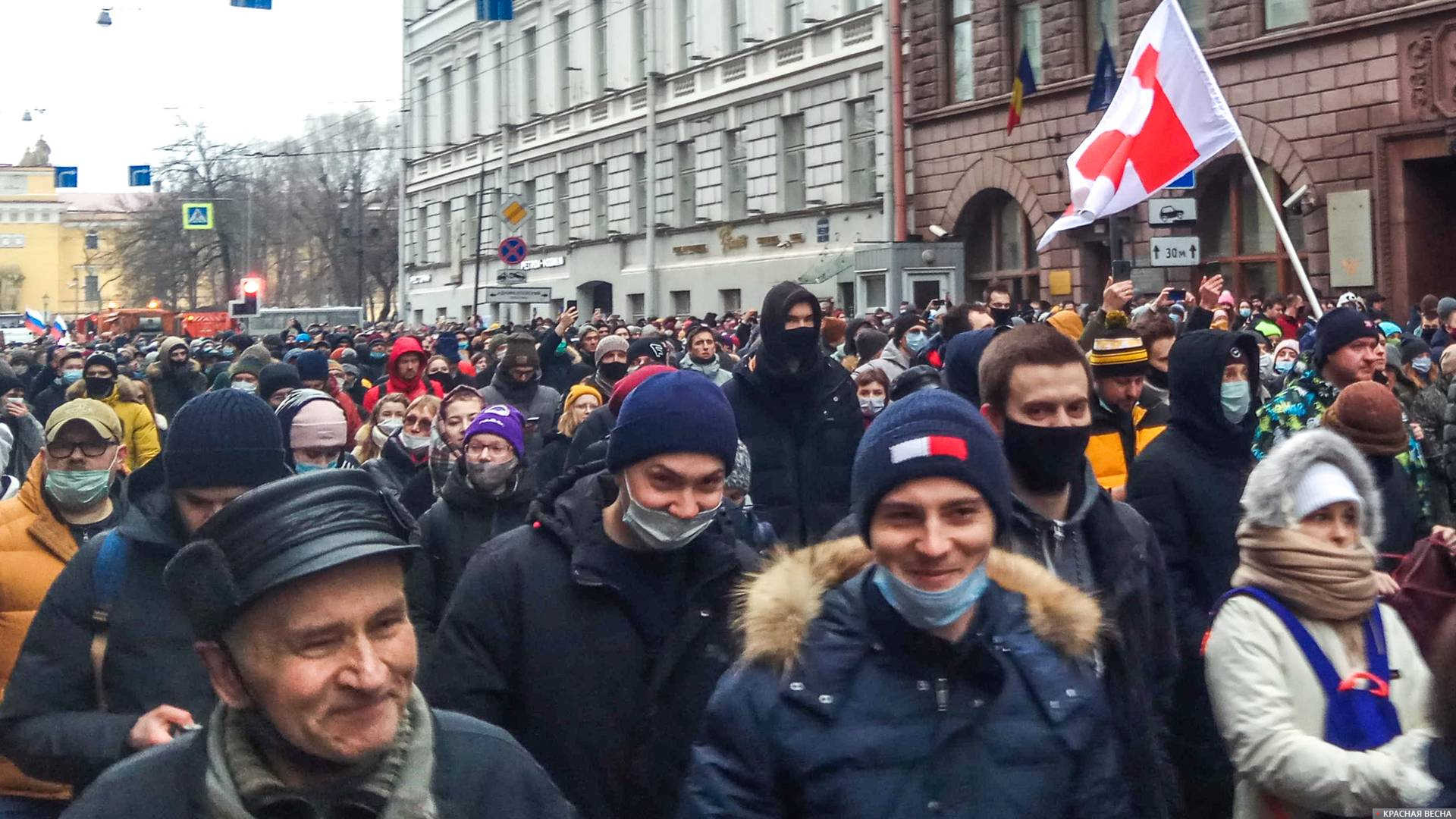 Толпа протестующих разных возрастов. Начало шествия по Гороховой улице в Санкт-Петербурге