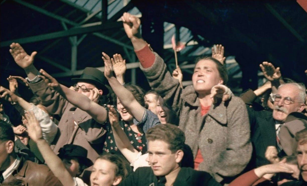 Аншлюс. Австрийцы приветствуют немцев. 1938 (фото: Х. Йегер)
