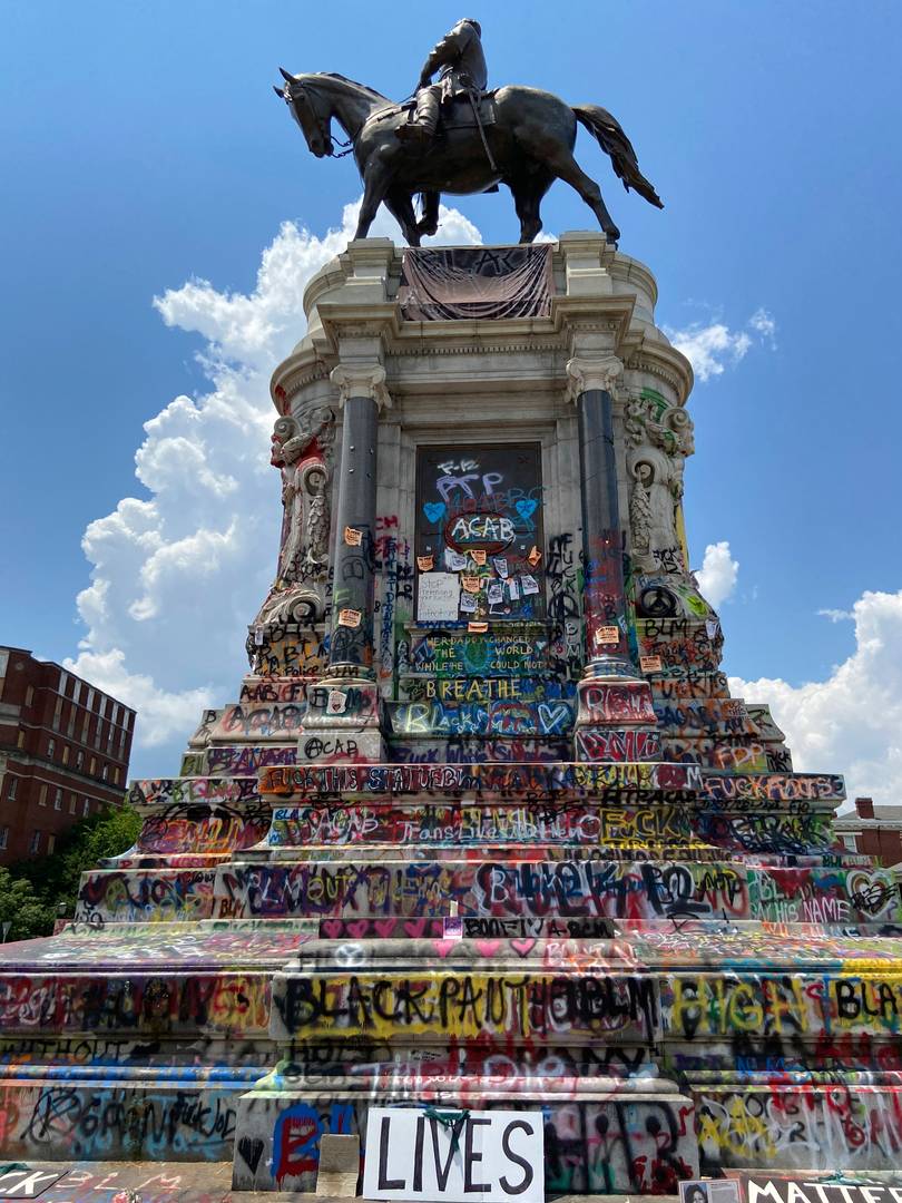 Памятник Роберту Эдварду Ли, генералу Конфедеративных Штатов Америки. 1 июля 2020 г.