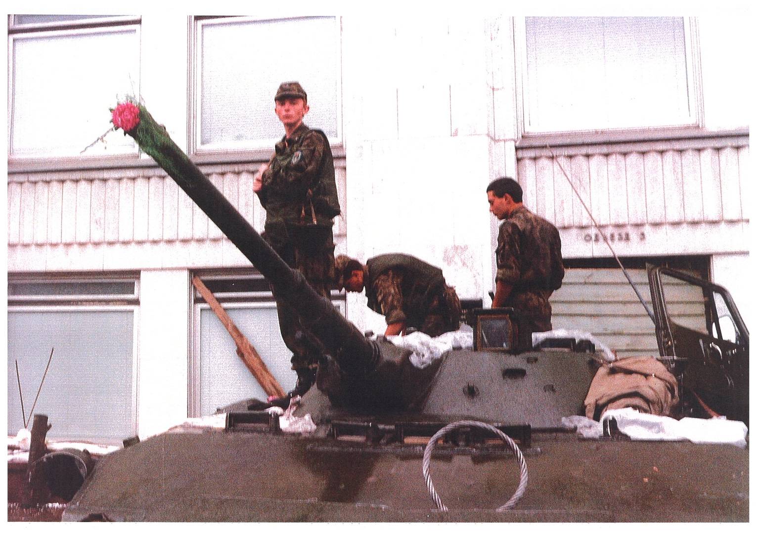 Цветы в дуле танка 20 августа 1991 года