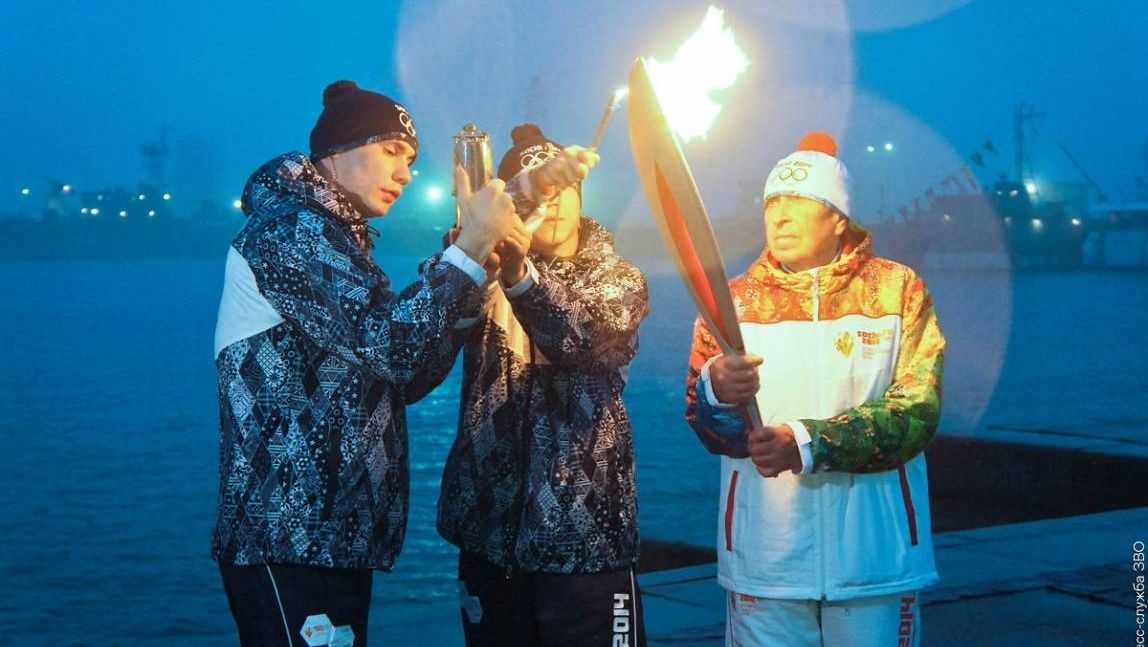 М. М. Бобров принимает факел петербургского этапа эстафеты олимпийского огня «Сочи-2014»
