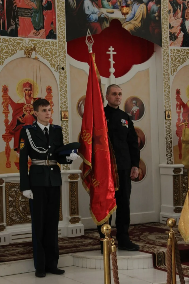 Антон Николаев с копией знамени 380 полка 171 стрелковой дивизии
