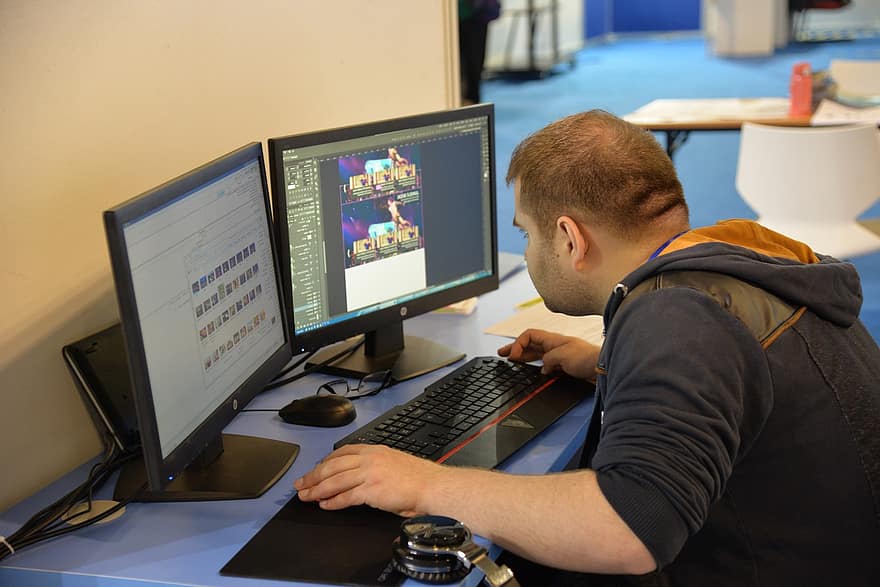 Дизайнер видеоигр за работой