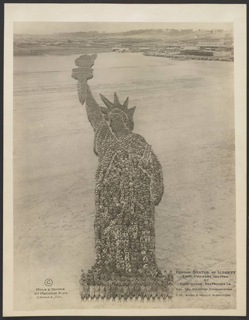 Mole & Thomas. Статуя Свободы из людей. 1919