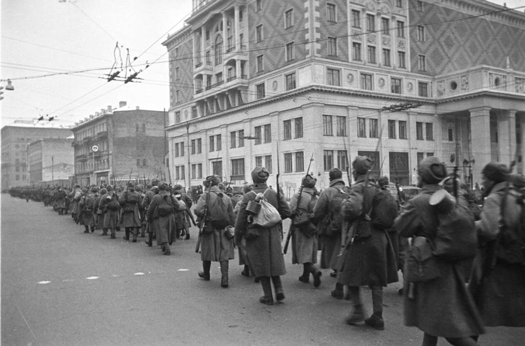 Москва, войска идут на фронт, 1 ноября 1941 г.