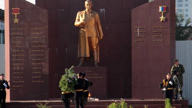 Памятник Маршалу Советского Союза Рокоссовскому на территории ДВОКУ