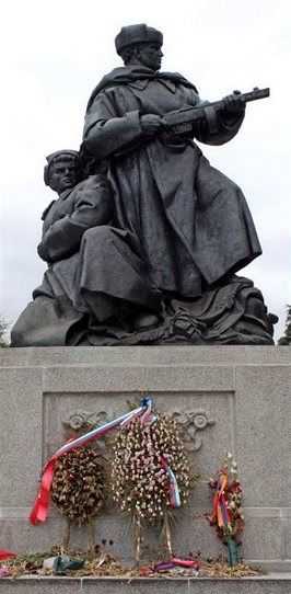 Памятник погибшим советским воинам в парке на бульваре Черный Врч.София